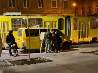 ТЦК заштовхують в автобус. Фото: скріншот з Telegram
