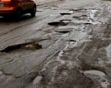 Днепрянки показали дорогам Гройсмана упругие пятые точки: осторожно, видео 18+