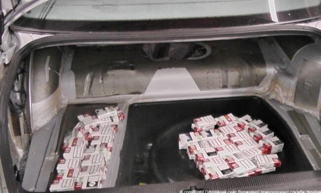 Контрабандисты везли три автомобиля сигарет через границу на Львовщине (фото)