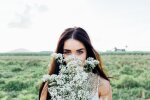 дівчина в полі, фото Pxhere