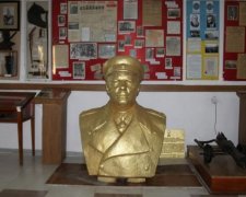 Бюст Ворошилова демонтували в Лисичанську