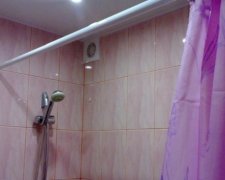 Нова фіранка у ванній виділяє отруту