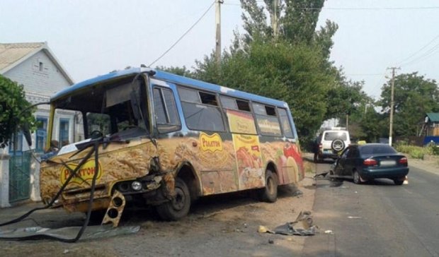 Ланос протаранил маршрутку в Мариуполе: пострадали люди
