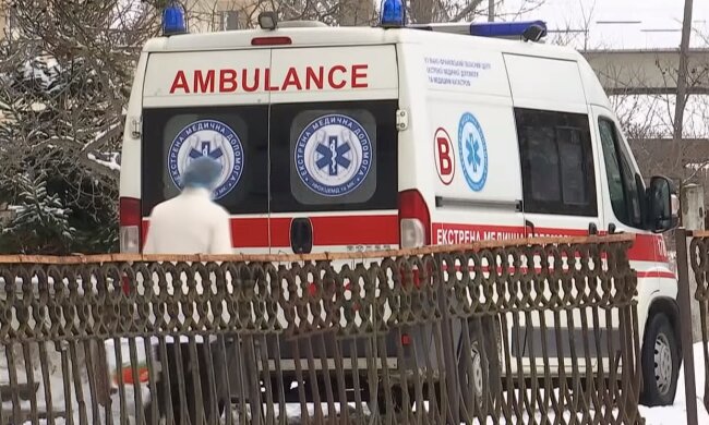 В Украине больных коронавирусом покормили из окна: большие кастрюли и "воздушная" защита