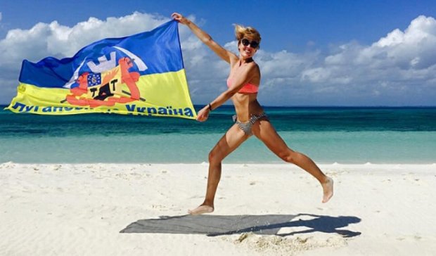 Украинский флаг с гербом Луганска развевается над пляжем Занзибара 