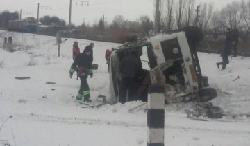 На Виннитчине электропоезд протаранил пассажирский автобус