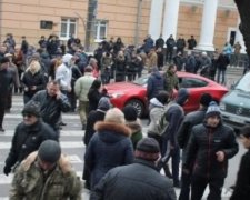 Вінничани перекрили дорогу та вимагають звільнення Авакова