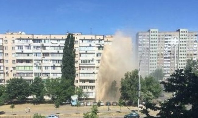 У Києві на Троєщині прорвало трубопровід