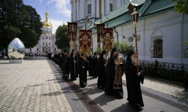 Единая поместная церковь: московские попы угрожают войной