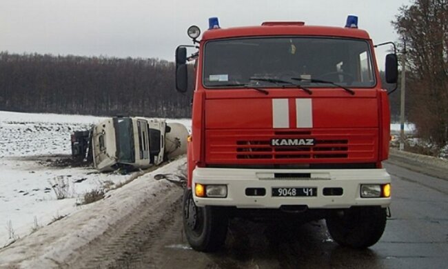 На Харьковщине перевернулся бензовоз с топливом (фото)