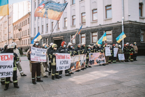 Обещали расправу и увольнения: пожарные взбунтовали против главных коррупционеров Украины