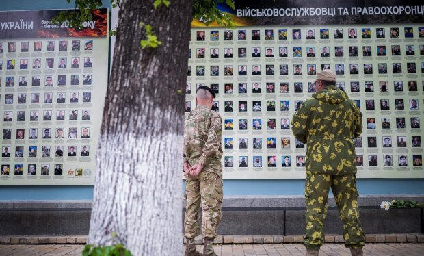В Одессе россиянин стал на колени перед родными погибших на Донбассе украинцев: "Простите меня и мою страну", - видео до слез