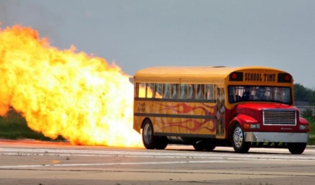 Школьный автобус развивает безумную скорость (видео)