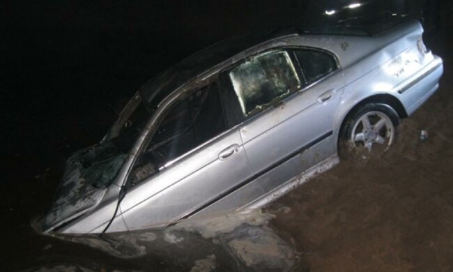 В Ровенской области автомобиль упал в воду, два человека погибли