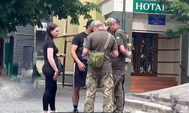 Видача повiстки, скріншот: YouTube