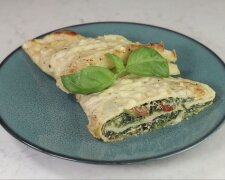 Блинчики со шпинатом под соусом бешамель: фото скрин Ютуб