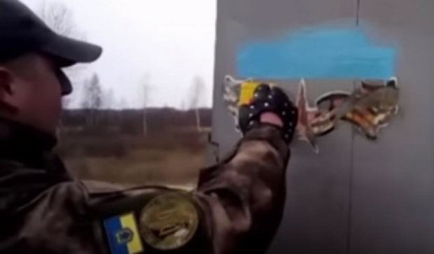 Активісти замалювали георгіївську стрічку на російській фурі (відео)