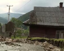 На Прикарпатье затопленное село превратилось в смертельную ловушку - дороги и мосты разрушены, еды нет