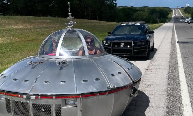 Автомобиль в виде НЛО. Фото: facebook.com/ccsosherifflayman