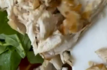 Авокадо, фаршированный куриным салатом, кадр из видео