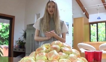 Модель змогла з'їсти 45 гамбургерів один за одним 