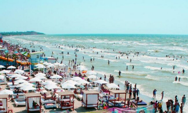 Пока в Крыму отдыхает "ждун", украинские пляжи трещат по швам