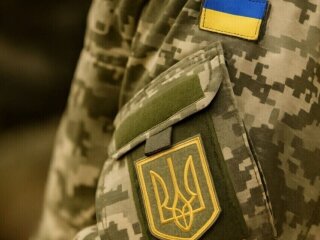 Военнообязанный с повесткой возле ТЦК