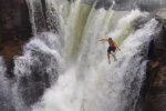 Канадський екстремал стрибнув з 12-метрового водоспаду без страховки