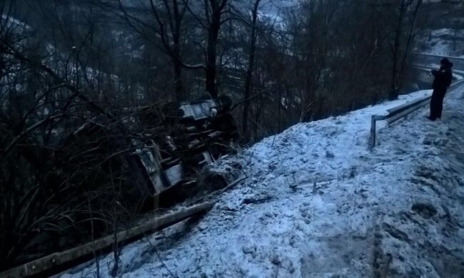 Переполненный автобус слетел в обрыв на Закарпатье