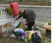 Пенсионерка вынуждена побираться на мусорке и спать на улице: расплакалась когда ей подарили носки