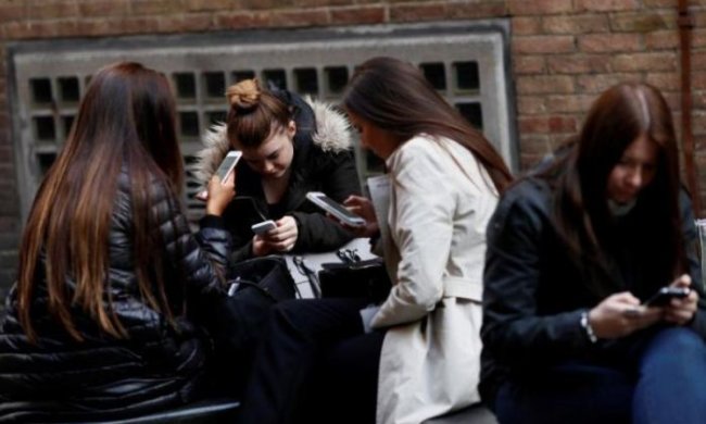 користуються мобільними