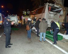 Криваве місиво: автобус зі школярами потрапив у смертельну аварію