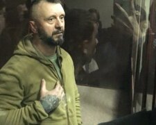 Антоненко розповів про "зелену ф*гню", яку знайшли в його квартирі: "Це пустий муляж"