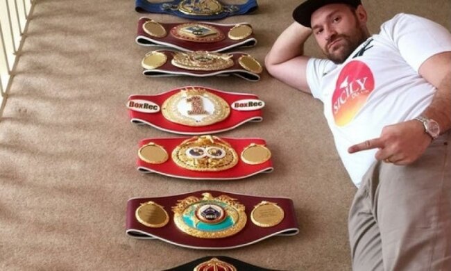 Скандальный Фьюри отказался от чемпионства