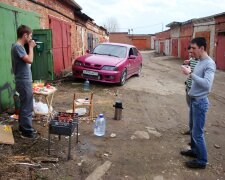 "Наливай, Михалич": під Одесою школярки пиячили в гаражі, "тому що нудно"