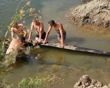 На Волыни вытащили из воды тысячелетнюю лодку (фото)