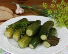 К картофелю, мясу и салатам - рецепт приготовления малосольных огурцов по-абхазски