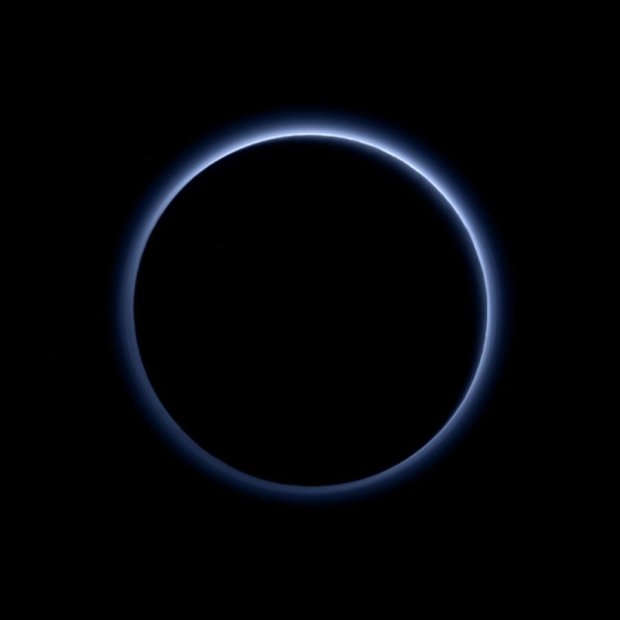 На Плутоні виявили блакитне небо та воду (фото)