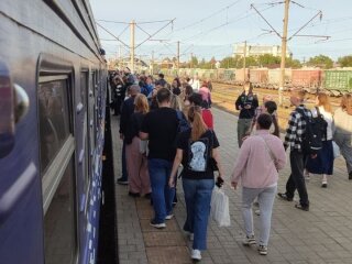 Задержки поездов из Днепра: пассажиры на вокзале