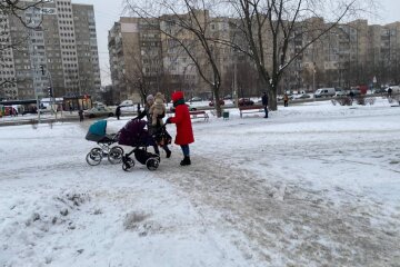 Родители с коляской, фото Знай.ua