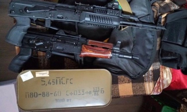 Під час обшуку у чиновника Кернеса виявлено бойову зброю та арсенал боєприпасів