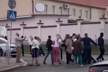 В Беларуси озверевшие омоновцы добивали протестующих дубинками, вход пошел газ: "Что творится, твою м*ть"