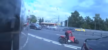 Всі разом рятували мотоцикліста: у Львові пасажири піднімали маршрутку після ДТП