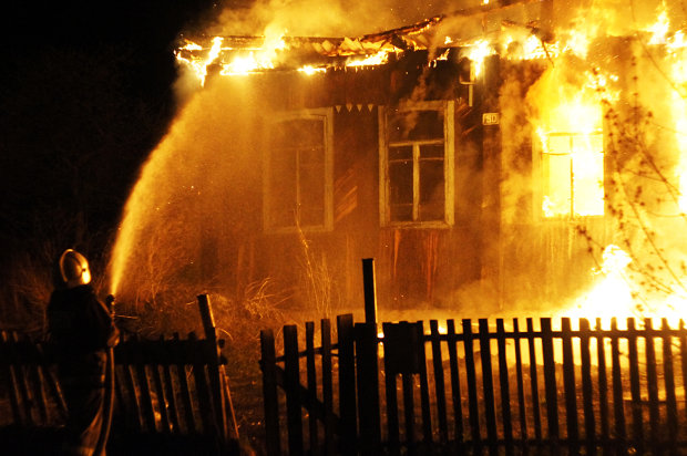 Пекельна пожежа забрала життя чоловіка та двох дітей: матір повісилася з горя