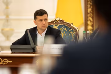 Зеленський скромніший за всіх: українцям розсекретили захмарні зарплатні Богдана, Рябошапки і Гончарука
