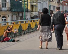 Никогда не давайте им деньги: одиозную попрошайку разоблачили перед камерой
