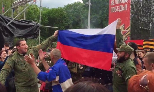 Активісти схопили викладача, який побив українку за прапор