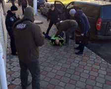 Судью поймали на взятке (фото)