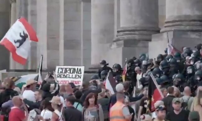 Взбешенные протестующие с боем прорывались к зданию парламента — полиция не сдерживалась