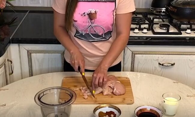 Приготування домашньої ковбаси, скріншот відео
